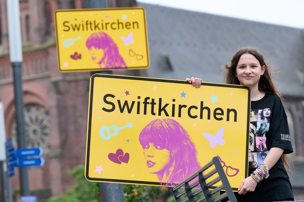 Ortsschild »Swiftkirchen« zu Ehren von Taylor Swift