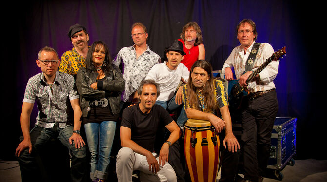 Die neunköpfige Latinband Agua Loca spielt am Samstag auf der Sudhaus Waldbühne.
