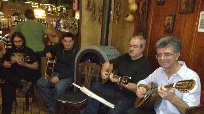 Nikos Hatziliadis und seine Gäste kommen am Sonntagmittag in den Pappelgarten.