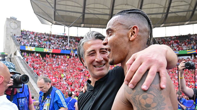 Strahle-Männer: Der Schweizer Coach Murat Yakin (links) und Abwehrchef Manuel Akanji nach dem Viertelfinal-Einzug.