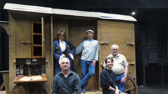 Enrico Urbanek, Sibylle Schulze, Thomas B. Hoffmann, Alice Feucht, Thomas Lambeck Bereiten das Reutlinger Sommertheater »Molière« vor: Regisseur Enrico Urbanek (von links), Ausstatterin Sibylle Schulze, Autor u