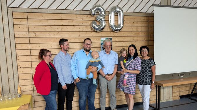 Seit 30 Jahren ist Klemens Betz (Mitte) Bürgermeister der Gemeinde Gomadingen. Das Rathaus-Team organisierte aus diesem Anlass e