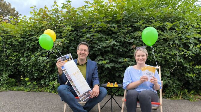 Kreisarchivleiter Dr. Marco Birn und Regionalmanagerin Kultur Antje Kochendörfer mit der Broschüre.  FOTO: LANDRATSAMT