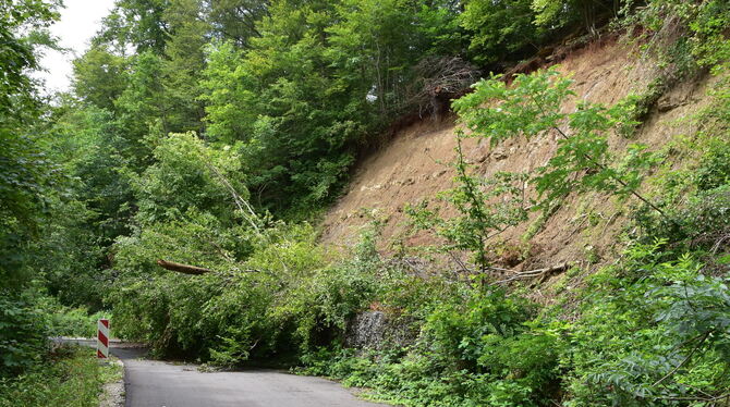 Noch immer blockiert ein Hangrutsch die Verbindungsstrasse zwischen Belsen und Beuren.
