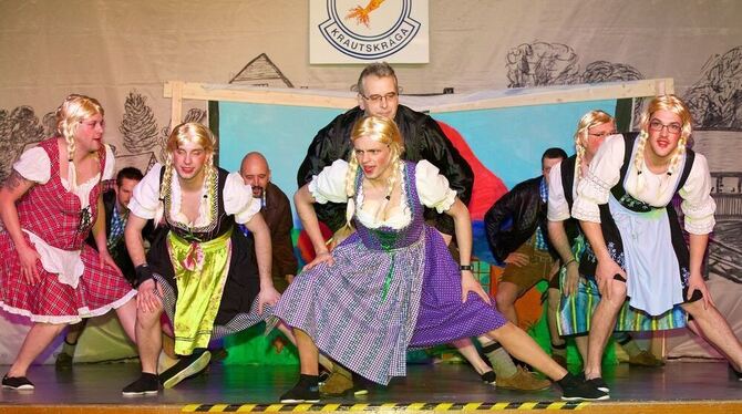 Charmant und maskulin: Kernige Dirndlträger ließen’s auf der Kemmlerhallen-Bühne zur Gaudi des Publikums ordentlich krachen. FOT Charmant und maskulin: Kernige Dirndlträger ließen’s auf der Kemmlerhallen-Bühne zur Gaudi des Publikums ordentlich krachen. FOT