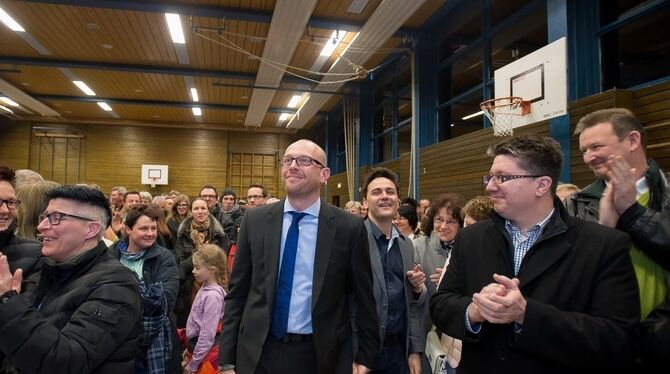Wahlsieger Florian Bauer, Mitte, mit Ehemann Dirk Harich und Bürgermeisterkollegen. FOTOS: TRINKHAUS