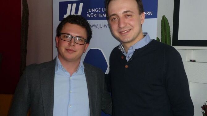 Fabian Kemmer (links) und Paul Ziemiak, neuer JU-Bundesvorsitzender.  FOTO: STB