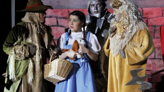 Kurz vor dem Ziel und nun umringt von Soldaten. »Was machen wir denn jetzt bloß?«, fragen sich die Vogelscheuche (Julia Fitze),