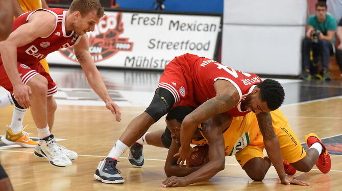 Die Bayern obenauf, auch wenn in dieser Szene der Tübinger Jimmy McKinney den Ball behauptet.