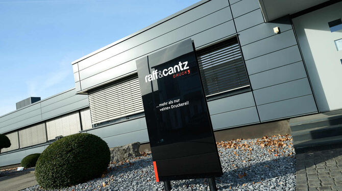 Druckerei Firmenschild von Raff & Cantz vor dem Betrieb in Riederich.