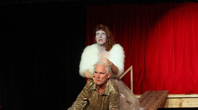 Linda Schlepps, Franz Xaver Ott, Tübinger Sommertheater 2024, Theater Lindenhof, jedermann (stirbt), Tod Die Figur Buhlschaft Tod (Linda Schlepps) hat Jedermann (Franz Xaver Ott) fest am Wickel.