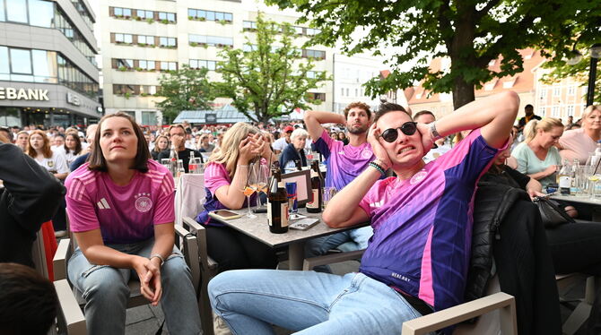 Public Viewing Reutlingen Kann ja wohl nicht wahr sein, dieser Last-Minute-Treffer von Mikel Merino zum 2:1 für Spanien.