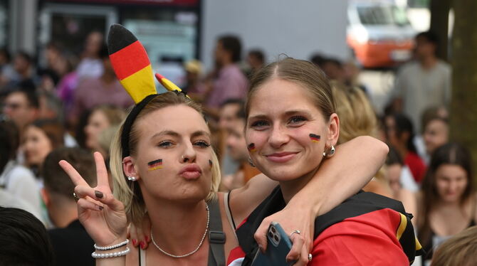 Public Viewing Reutlingen Diese beiden Mädels wollen einfach nur feiern.