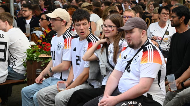 Public Viewing in Reutlingen Deutsche Fans auf einer Bank.