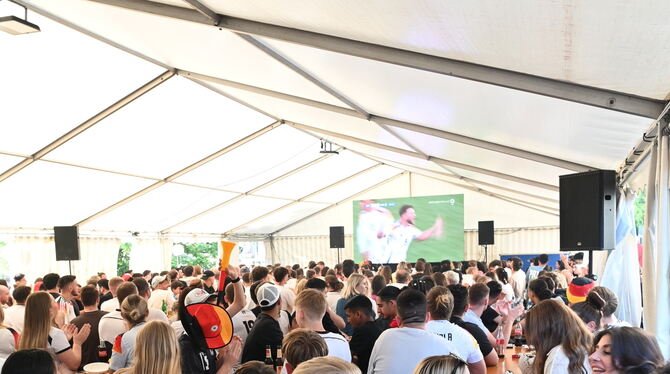 Public Viewing Reutlingen Volles Zelt beim Billy Bob's.