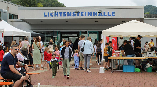 Sobald sich der Regen verzogen hatte, füllte sich der Platz.