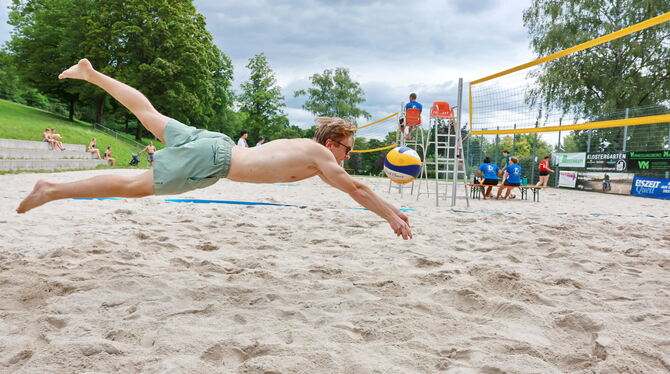 2024-07-06 Beachvolleyball,Pfullingen,1 Berg-Beach-Cup,Schönbergbad Nur Fliegen ist schöner: Alex Bossert spielt fürs Pfullinger B-Team. Seine Flugtechnik beim Baggern ist erstklassig.