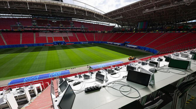 Der Weg zum Platz auf der Medien-Tribüne kann Überraschungen bergen.