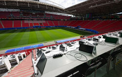 Der Weg zum Platz auf der Medien-Tribüne kann Überraschungen bergen.