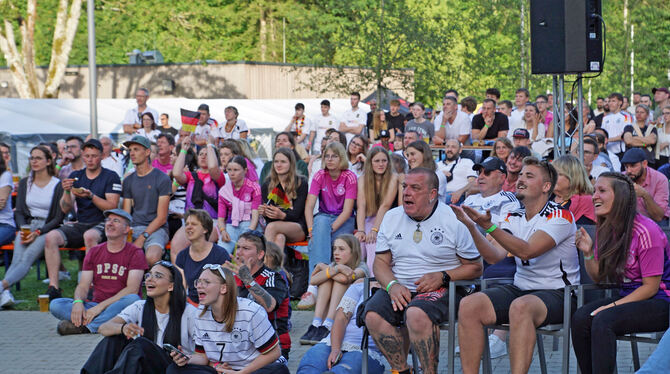 Wasserspaß und Fußball passen gut zusammen. FOTO: LENK Wasserspaß und Fußball passen gut zusammen. FOTO: LENK