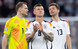 Noch ein letzter Blick auf die Anzeigetafel: Toni Kroos.  FOTO: HOPPE/DPA