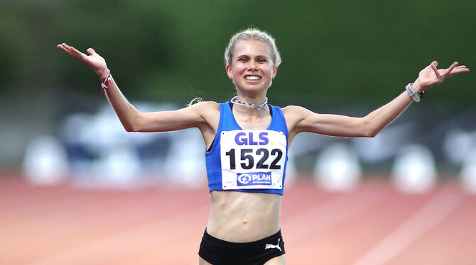 Bejubelt ihren Titelgewinn über 5.000 Meter: Lisa Merkel von der LAV Stadtwerke Tübingen. FOTO: GÖRLITZ Bejubelt ihren Titelgewinn über 5.000 Meter: Lisa Merkel von der LAV Stadtwerke Tübingen. FOTO: GÖRLITZ