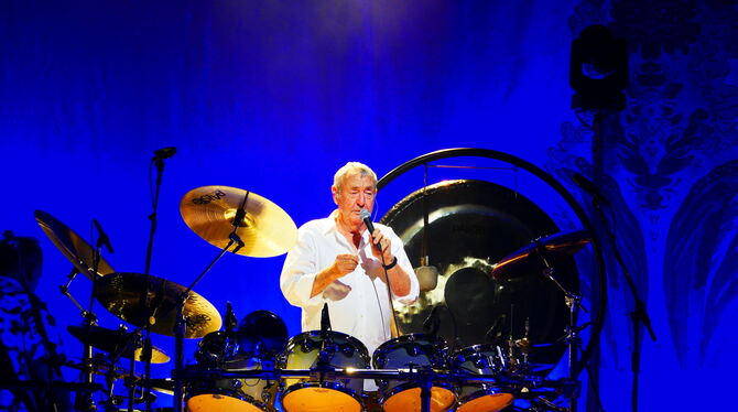 Nick Mason's Saucerful of Secret Liederhalle 2024 Rober Waters sucht nach seinem Gong. Nick Mason weiß, wo er ist.