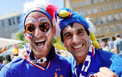 Farbenfroh: Gut zu erkennende französische Fans am heißen Sommertag in München