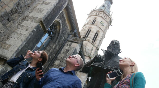 Lauschtour Gruppenbild mit Reformator: Im Innenhof von Stift Urach lassen sich Verena Merkt (links), Torsten Clement und Stefanie Leisentri