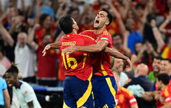 Unbändiger Jubel bei Spaniens Rodri (links) und Mikel Merino.
