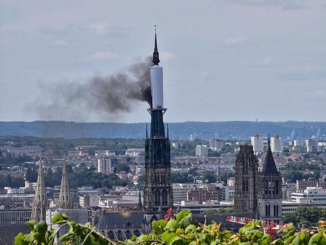 Feuer im Turm der Kathedrale von Rouen Feuer im Turm der Kathedrale von Rouen