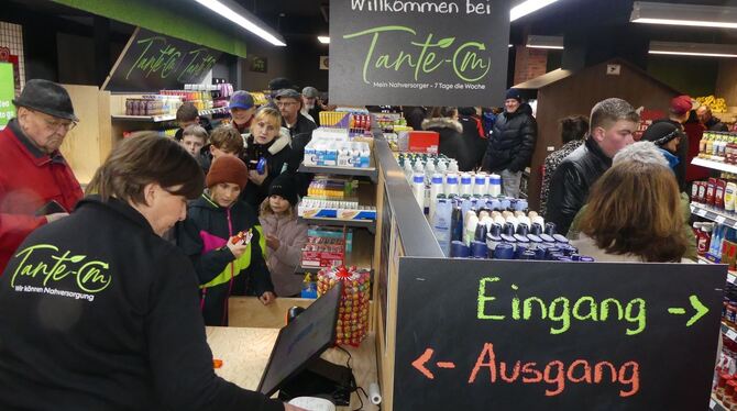 Tante M Zainingen Andrang Eröffnung Großer Andrang bei der Eröffnung des Tante-M-Ladens in Zainingen.
