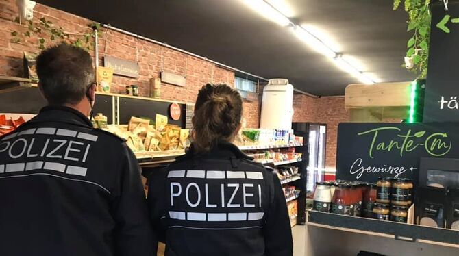 Tante-M-Polizei Polizei in einem Tante-M-Shop. Um Diebe abzuschrecken, wird videoüberwacht.