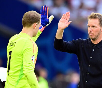 Bundestrainer Julian Nagelsmann (rechts) mit Manuel Neuer. FOTO: GROOTHUIS/WITTERS