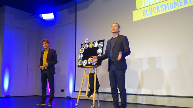 Das Zauberer-Duo Junge Junge auf der Bühne des neuen Kulturhauses.  FOTO: VEREIN