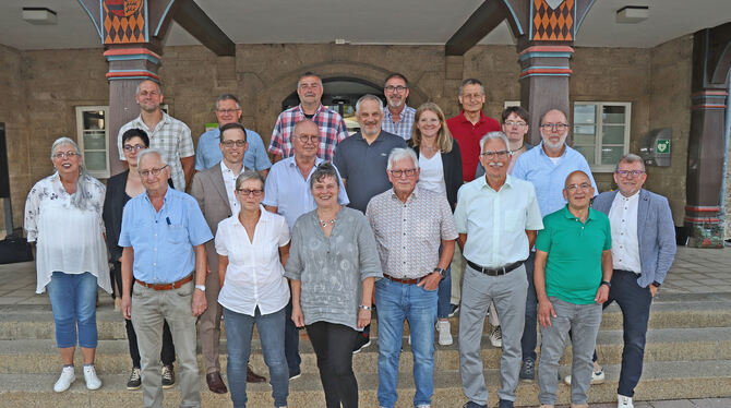 Gemeinderat Münsingens Bürgermeister Mike Münzing (rechts) ehrte und verabschiedete langjährige Mitglieder des Gemeinderats.
