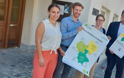 Jessica Baisch-Nipatsiripol (von links) und Felix Schlenker von der Abteilung Nahverkehr und Mobilität im Landratsamt Reutlingen