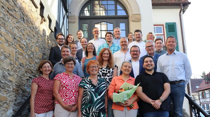 Der neue Gemeinderat vor dem Pfullinger Rathaus II.