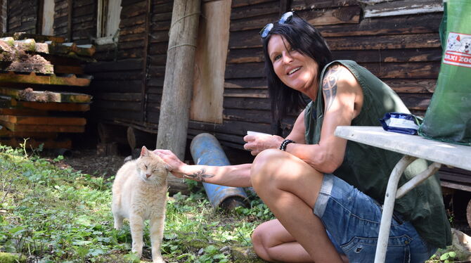 Kerstin Bender versorgt täglich Streunerkatzen. Der Kater Rudi weiß das zu schätzen.