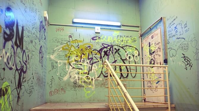 Aber leider ist es alles andere als eine Visitenkarte für die Stadt: Überall sind Schmierereien und es stinkt mitunter bestialis