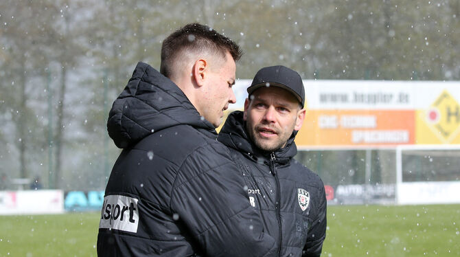 Baden-Wuerttemberg, Fussball, Maenner, OL, Oberliga, Saison 2023/24, wfv Jack Luz (links) steht SSV-Trainer Philipp Reitter nicht mehr als »Co« zur Seite.