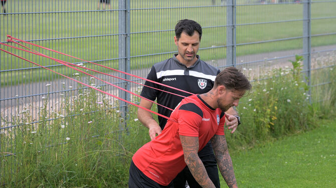 SSV-Athletiktrainer Stefan Hommel arbeitet mit Moritz Kuhn.