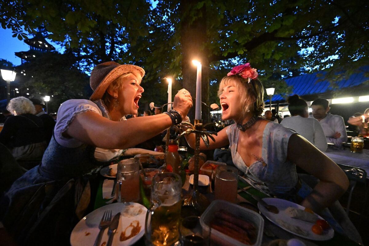 Kocherlball am Chinesischen Turm Kocherlball am Chinesischen Turm