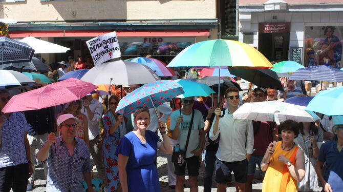 Schirme auf für die Demokratie! In vorderster Reihe (von links): Tobias Kaphegy, Bettina Ahrens-Diez und Gabriele Abels.