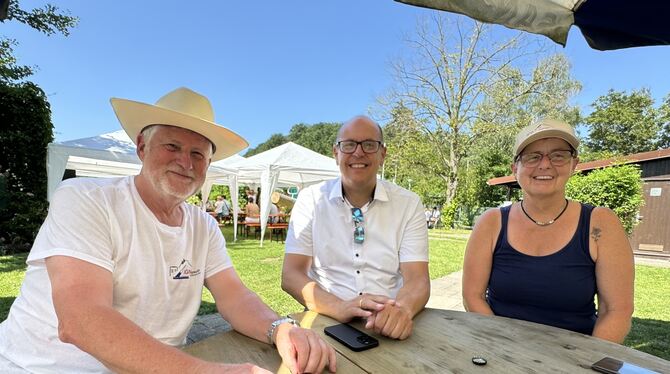 Bernhard Lutz (links) und Heike Richter-Philipp von der IG Neugreuth mit Metzingens Bürgermeister Markus Haas beim Jubiläum auf
