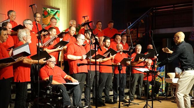 Der von Johannes Söllner geleitete Liederkranz Belsen singt »Sommerhitz« in der voll besetzten Mössinger List-Aula.  FOTO: STRAU