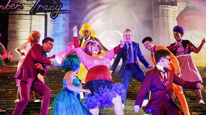 »Niemand stoppt den Beat«: Daniela Tweesmann (Mitte) als Tracy Turnblad.