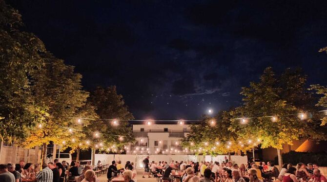 Roséwein und Live-Musik soll es am Freitag, 26. Juli, unter freiem Himmel auf dem Rathausplatz in Wannweil geben. FOTO: VEREIN Roséwein und Live-Musik soll es am Freitag, 26. Juli, unter freiem Himmel auf dem Rathausplatz in Wannweil geben. FOTO: VEREIN