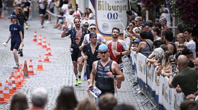 Die Triathleten werden von den Fans vorwärts gepeitscht.  FOTO: ULMER