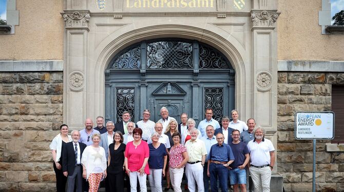 Landrat Dr. Ulrich Fiedler mit den ausscheidenden Kreistagsmitgliedern vor dem Reutlinger Landratsamt. FOTO: KIEHL Landrat Dr. Ulrich Fiedler mit den ausscheidenden Kreistagsmitgliedern vor dem Reutlinger Landratsamt. FOTO: KIEHL